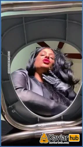 Bossy Delilah als dominante Latina-Scat-Queen voller Härte herunterladen auf KaviarHub