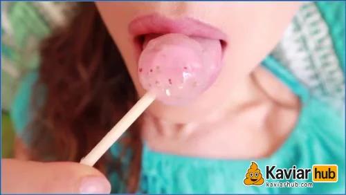 Sabrina Dacos lutscht genüsslich am Lolli und spielt verrucht - Kaviar Scat Video auf KaviarHub