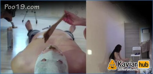 MilanaSmelly weint vor Glück als Christinas Toilette beim Kaviarsex - Kaviar Scat Video auf KaviarHub
