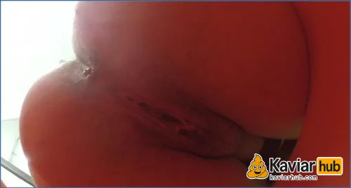 HotDirtyIvone und zweite Girl pissen dir frech direkt entgegen - ähnliches Kaviar Video auf KaviarHub