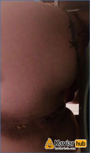 Badkitty España im Badezimmer mit Plug, Natursekt und Stuhlgang - Kaviar Scat Video auf KaviarHub