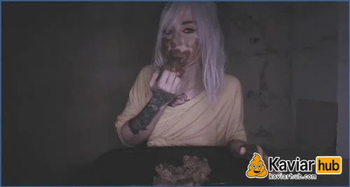 SweetBettyParlour als Ghoul wühlt sich durch ihren stinkenden Kaviar - Kaviar Scat Video auf KaviarHub