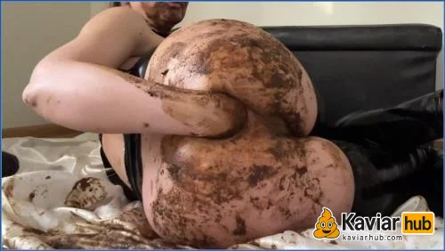 Extreme Violette beim sanften Fisting mit gedehnter Möse - Kaviar Scat Video auf KaviarHub