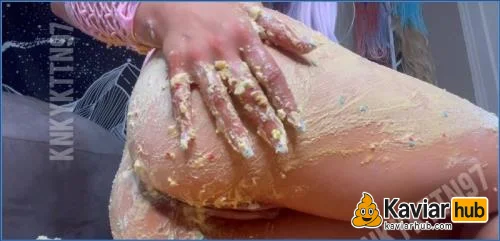KnkyKttn97 schmiert sich den Booty Cake mit Kaviar voll - Kaviar Scat Video auf KaviarHub