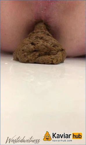 Wastedwetness verschmiert braune Mousse und schiebt einen dicken Haufen - Kaviar Scat Video auf KaviarHub