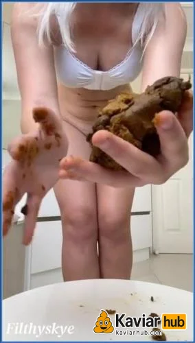Filthy Skye drückt dicken Kaviar raus mit weichem Anal Gaping - Kaviar Scat Video auf KaviarHub