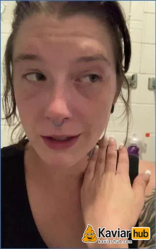 Missellie lässt es plopsen und furzt sich frei beim Kaviar - Kaviar Scat Video auf KaviarHub