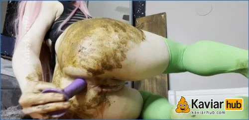 KnkyKttn97 pisst sich nass und macht ihren Arsch dreckig - Kaviar Scat Video auf KaviarHub