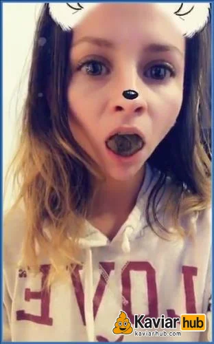 LilbuttLex spielt mit Analkette und nimmt sie Ass to Mouth - Kaviar Scat Video auf KaviarHub