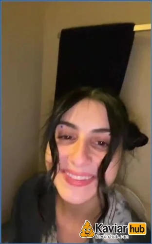 Kaitlyn Katsaros pisst mitten in der Nacht ihre Blase leer herunterladen auf KaviarHub