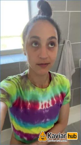 Ella Dearest legt auf dem Klo eine stille Kaviar-Ladung ab - Kaviar Scat Video auf KaviarHub