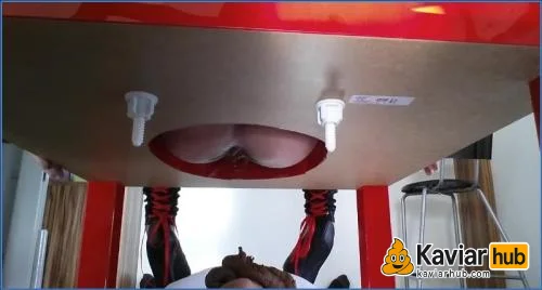 Femdom Scat zwingt ihren Sklaven zum Scheissen und Schlucken - Kaviar Scat Video auf KaviarHub