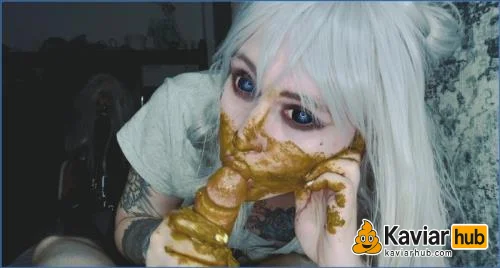 SweetBettyParlour schluckt Pisse und treibt es mit Kaviar beim versauten Blowjob herunterladen auf KaviarHub