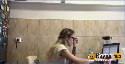 Josslyn Kane drückt ihren Haufen ins kleine Küchenspülbecken - Kaviar Scat Video auf KaviarHub