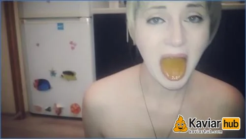 Elecebra startet ihren verregneten Morgen mit heißem Natursekt - Kaviar Scat Video auf KaviarHub