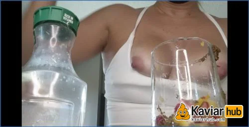 BetweenMyCheeks zapft sich ihren eigenen Organic Juice ab - Kaviar Scat Video auf KaviarHub