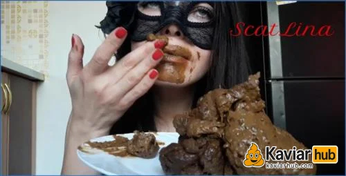 Scatlina schlingt ihren Kaviar und fickt sich selbst mit dem Dildo - Kaviar Scat Video auf KaviarHub