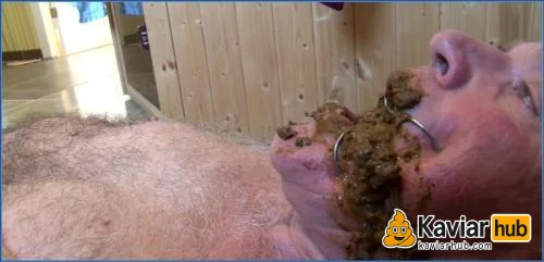 Lady Amy als Mistress Michelle stopft dem Toilettensklaven Kaviar in den Mund herunterladen auf KaviarHub