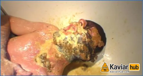 Lady Amy setzt drei Haufen Kaviar für ihren Toilettensklaven ab - Kaviar Scat Video auf KaviarHub