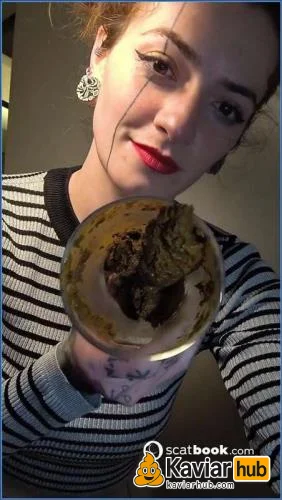 Malafalda zeigt schmutziges Kaviarspiel hinter dunklem Glas - Kaviar Scat Video auf KaviarHub