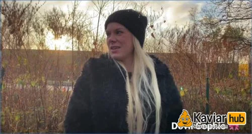 Devil Sophie muss auf dem McDonalds Parkplatz dringend kacken herunterladen auf KaviarHub