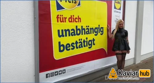 Devil Sophie kackt frech auf den Lidl-Parkplatz im Freien herunterladen auf KaviarHub