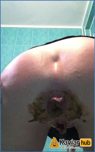 Ella Gilbert setzt einen dicken Haufen in die Toilette der Freundin herunterladen auf KaviarHub