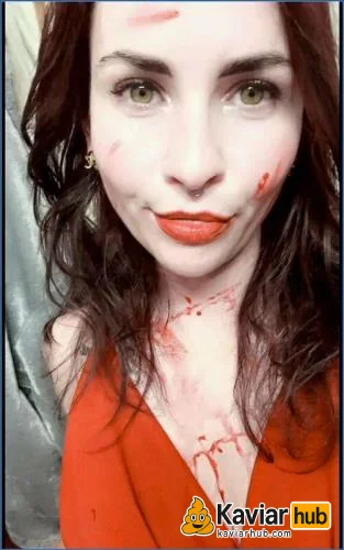 LilbuttLex leckt ihren Plug im Bad auf der Halloween Party herunterladen auf KaviarHub