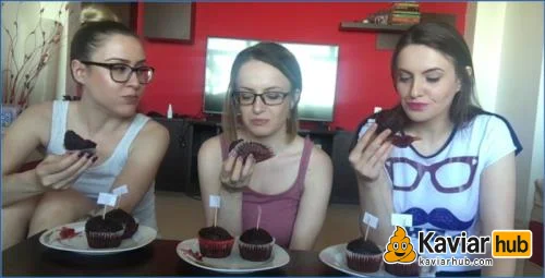 Eleanor Wild beim dreckigen Dreier-Backen mit Diana Spark und Josslyn Kane herunterladen auf KaviarHub