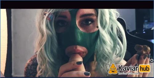 Scat Princess frisst Kaviar und lutscht Scheiße mit grüner Maske herunterladen auf KaviarHub