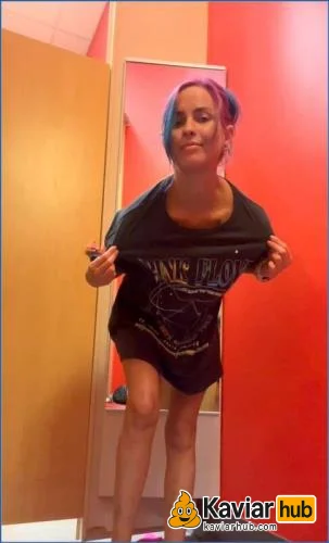 LilbuttLex spielt mit Analkugeln in der Umkleidekabine herunterladen auf KaviarHub