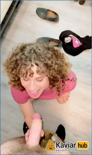 VibeWithMolly pisst öffentlich auf dem Uni-Campus - Kaviar Scat Video auf KaviarHub
