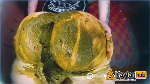 Sweet Betty Parlour setzt sich mit ihrem warmen Kissen auf dein Gesicht - ähnliches Kaviar Video auf KaviarHub