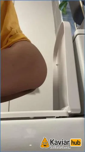 Ella Dearest auf der Toilette - der Blick von der Seite herunterladen auf KaviarHub