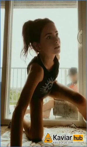 LilbuttLex spreizt ihr gegapetes Loch mit Plug am Fenster - Kaviar Scat Video auf KaviarHub