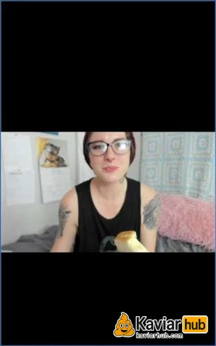 Missellie stellt sich der schmutzigen Egg-Fart-Challenge ganz allein herunterladen auf KaviarHub