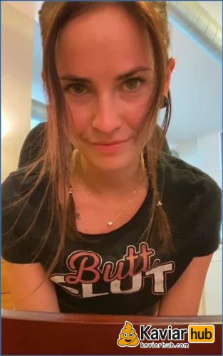LilbuttLex nimmt Pisse anal in den Arsch erste Hälfte - Kaviar Scat Video auf KaviarHub