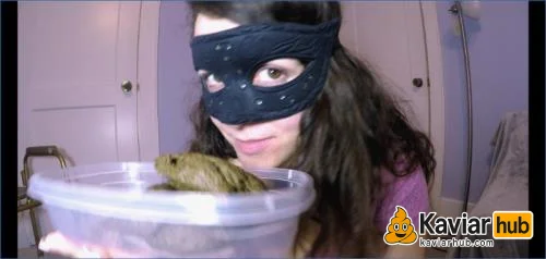 Love Rachelle frisst ihren eigenen Kaviar lächelnd vor der Kamera - Kaviar Scat Video auf KaviarHub