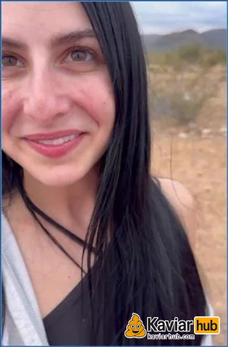 Kaitlyn Katsaros muss am Straßenrand schnell ranhalten zum Kaviar herunterladen auf KaviarHub