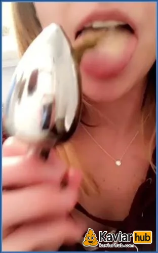 LilbuttLex schleckt ihren Buttplug genüsslich sauber nach dem Analspiel herunterladen auf KaviarHub