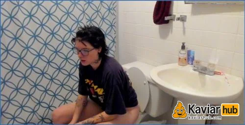 Missellie Caught in Secret Toilet Voyeur Video herunterladen auf KaviarHub