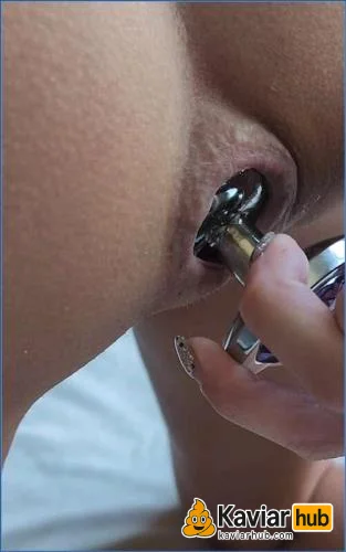 LilbuttLex zieht den Buttplug langsam aus ihrem geweiteten Loch - Kaviar Scat Video auf KaviarHub